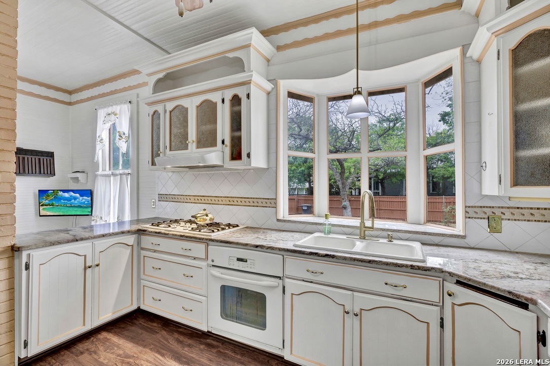 705 E Guenther