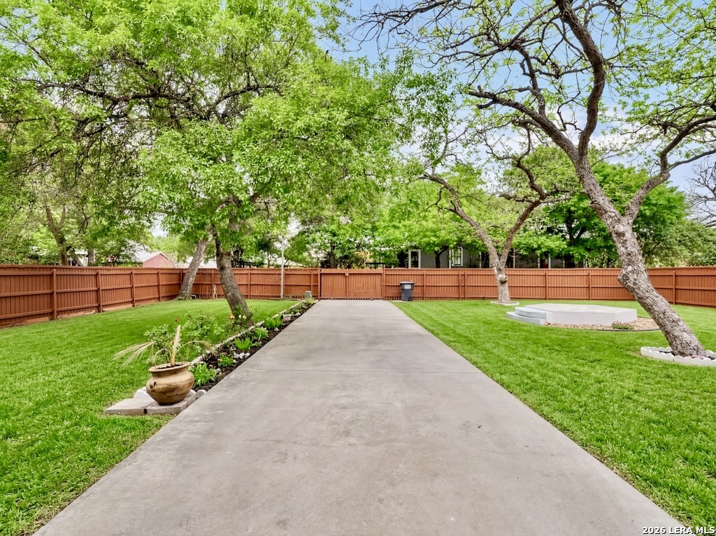 705 E Guenther