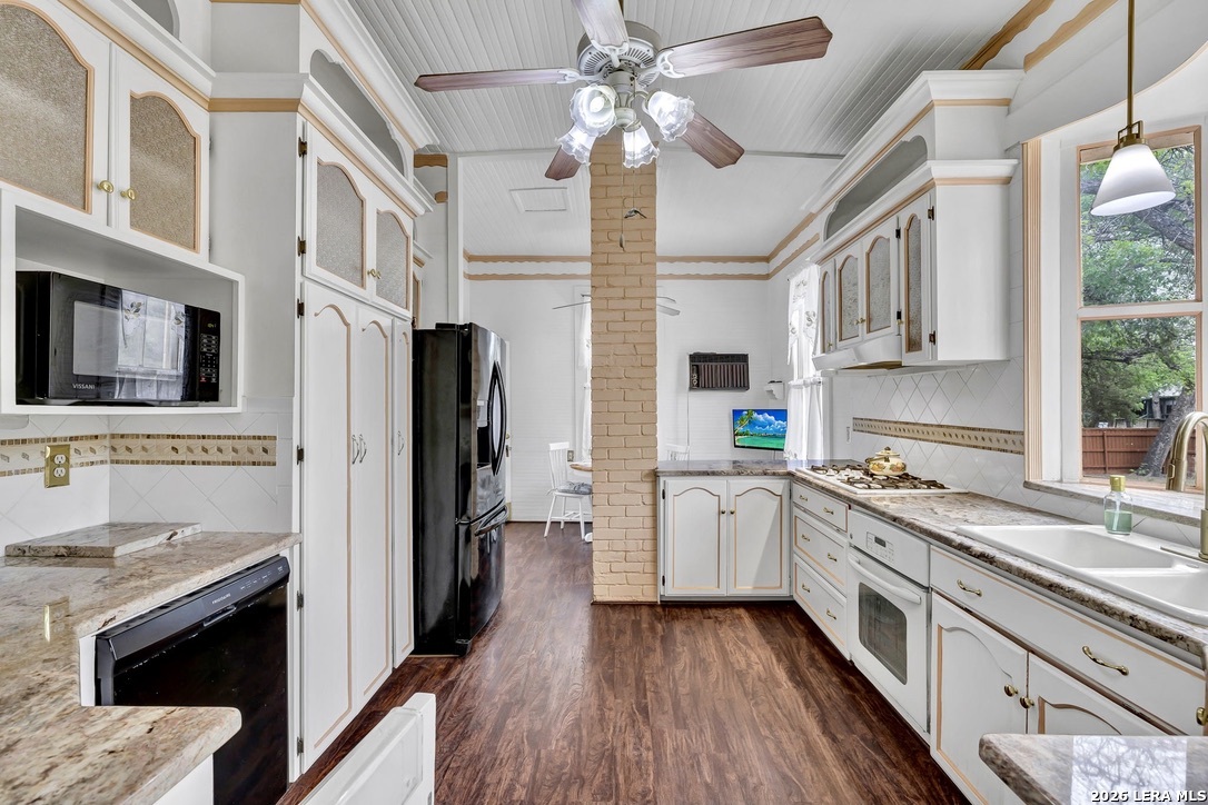 705 E Guenther