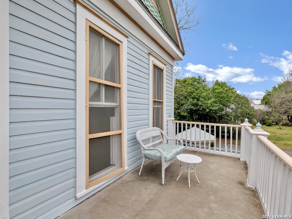705 E Guenther