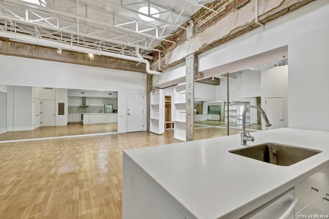1115 S Alamo 2213