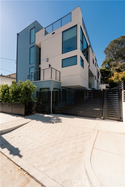 2547 N Beachwood Canyon