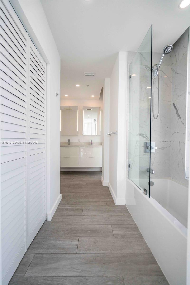 8425 Crespi Blvd # 304