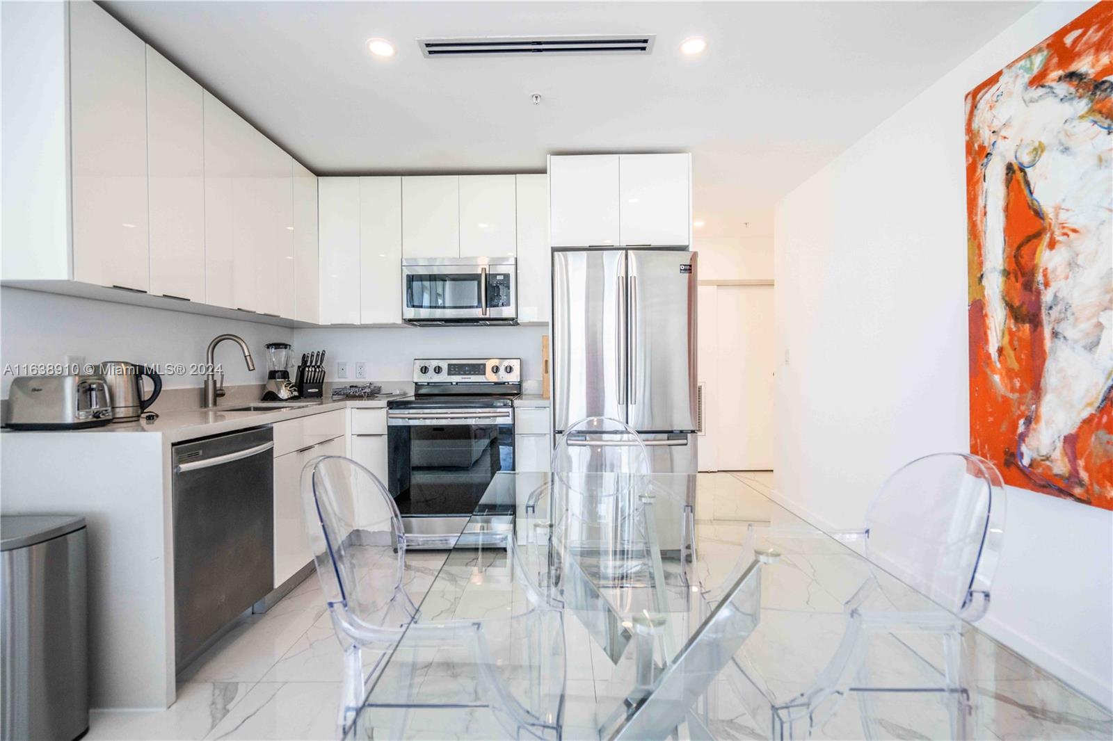 8425 Crespi Blvd # 304