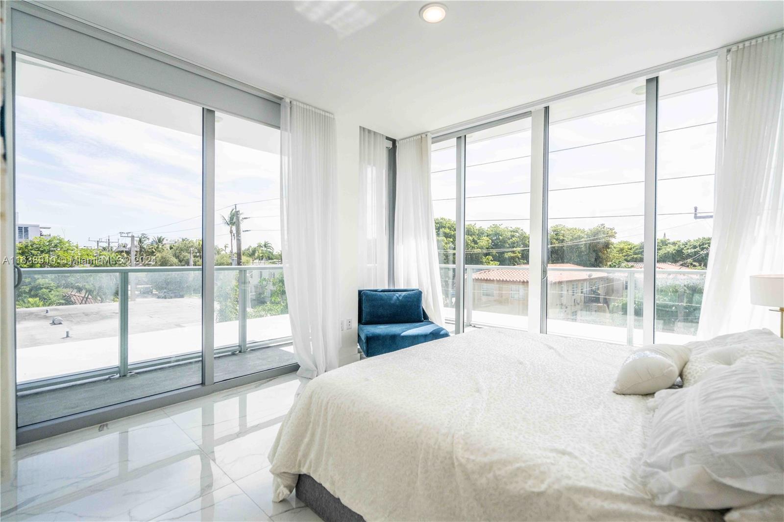 8425 Crespi Blvd # 304