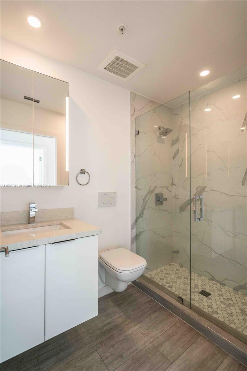 8425 Crespi Blvd # 304