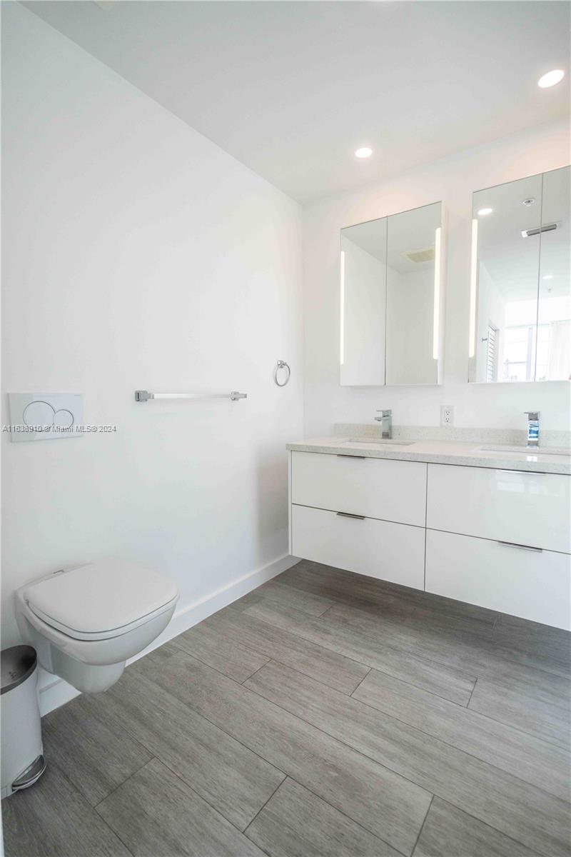 8425 Crespi Blvd # 304