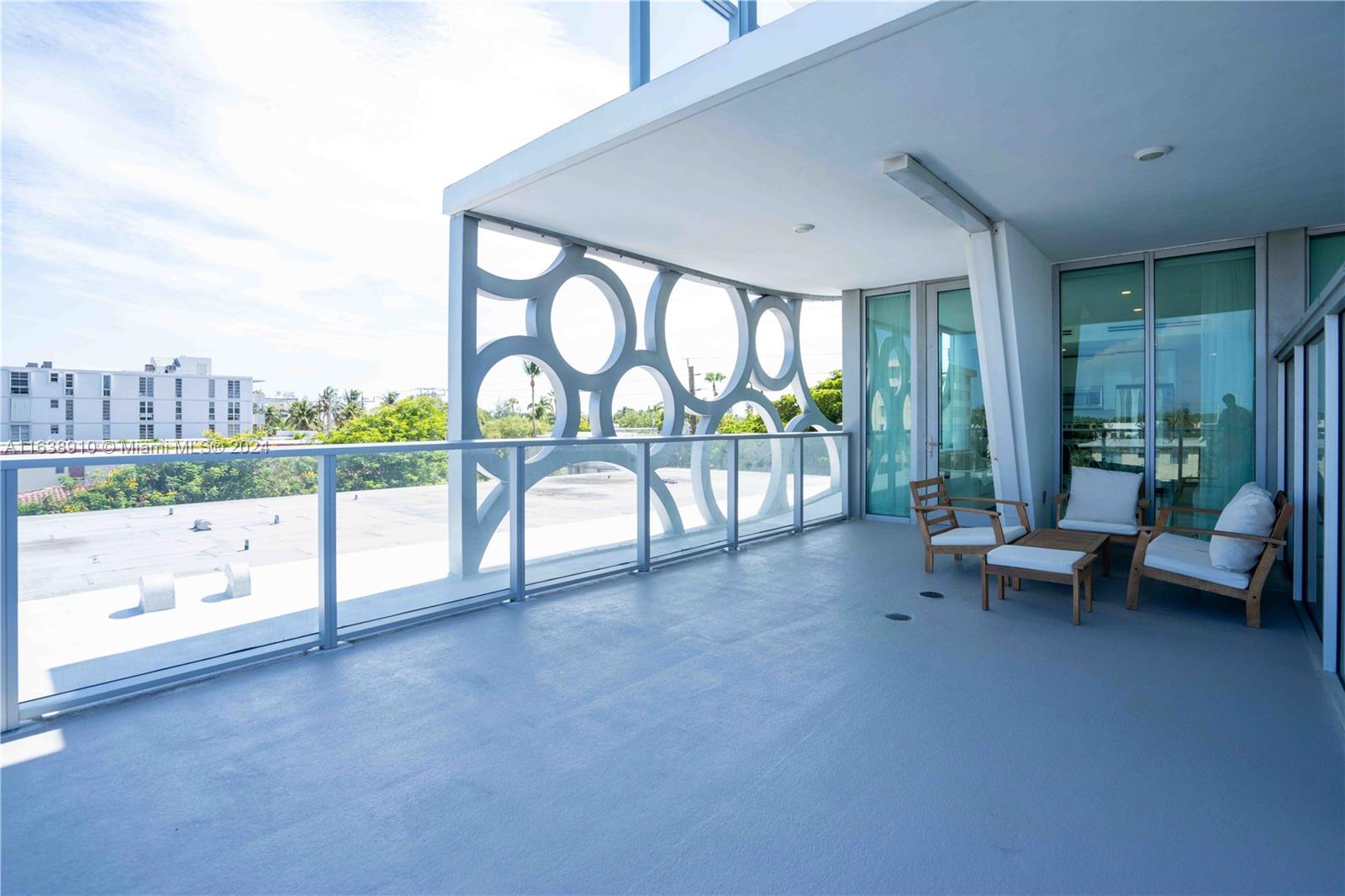 8425 Crespi Blvd # 304