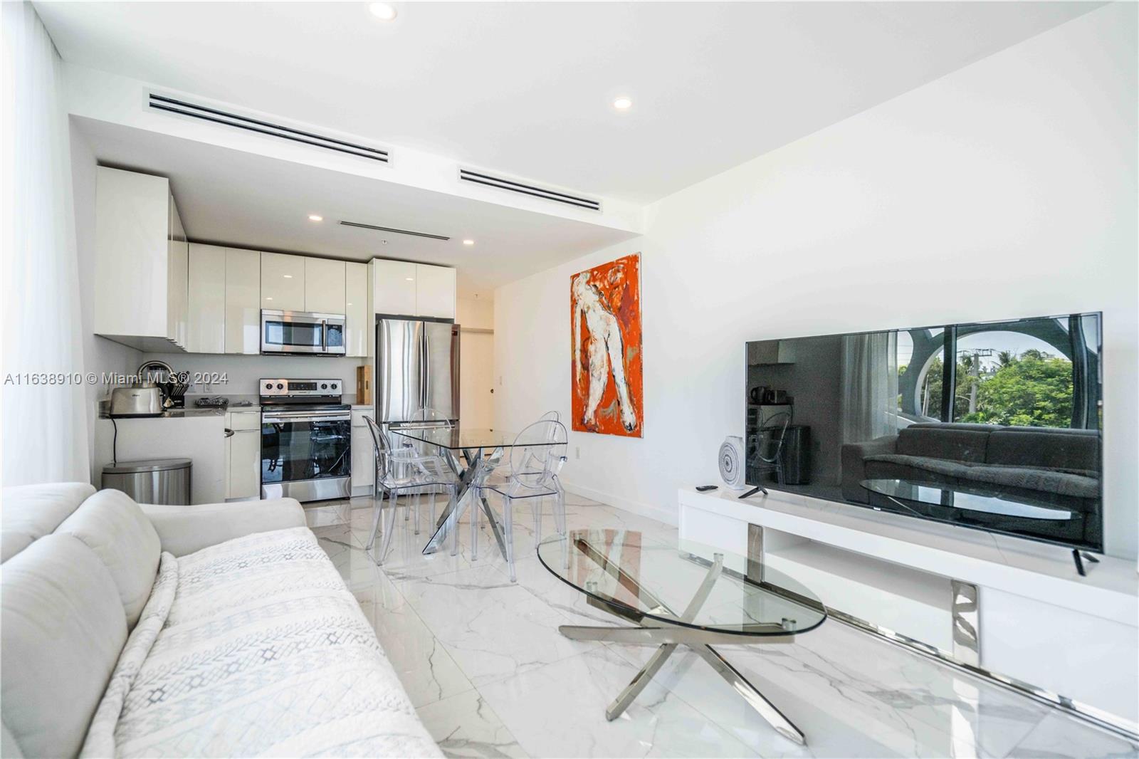 8425 Crespi Blvd # 304