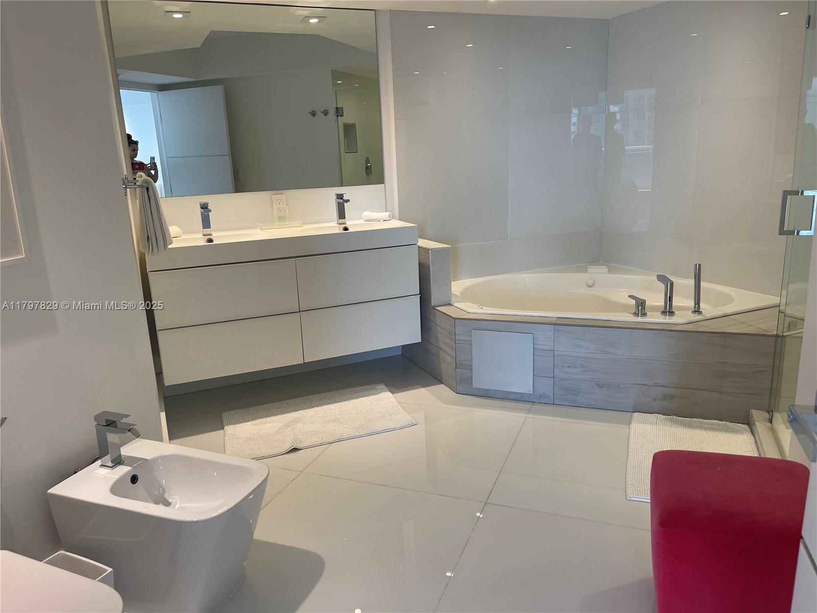 6301 Collins Ave # 1805