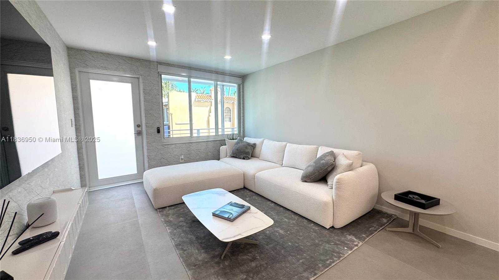 405 N Hibiscus Dr # 203