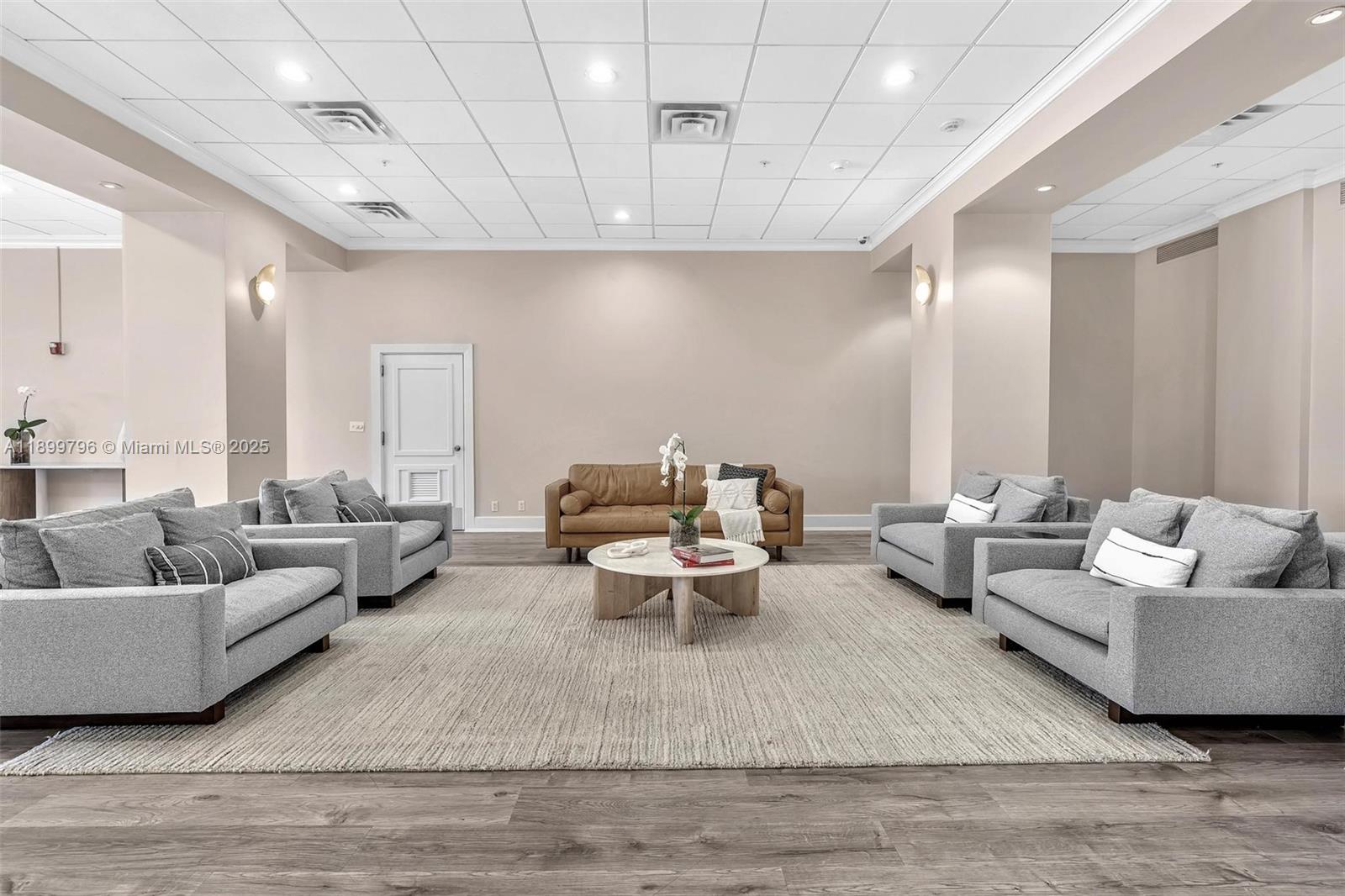 5600 Collins Ave # 10J