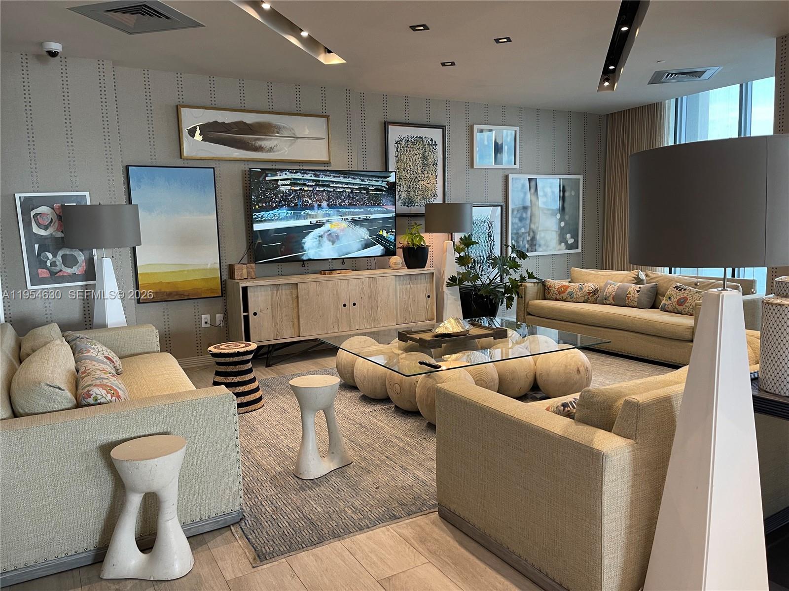 2900 NE 7th Ave # 4208