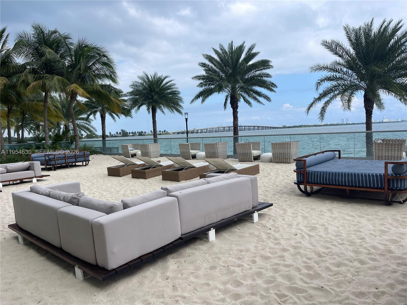 2900 NE 7th Ave # 4208