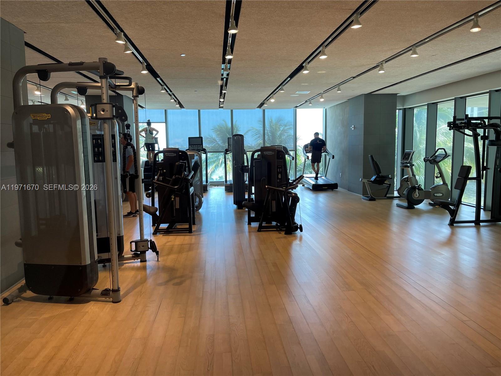 460 NE 28th St # 3906