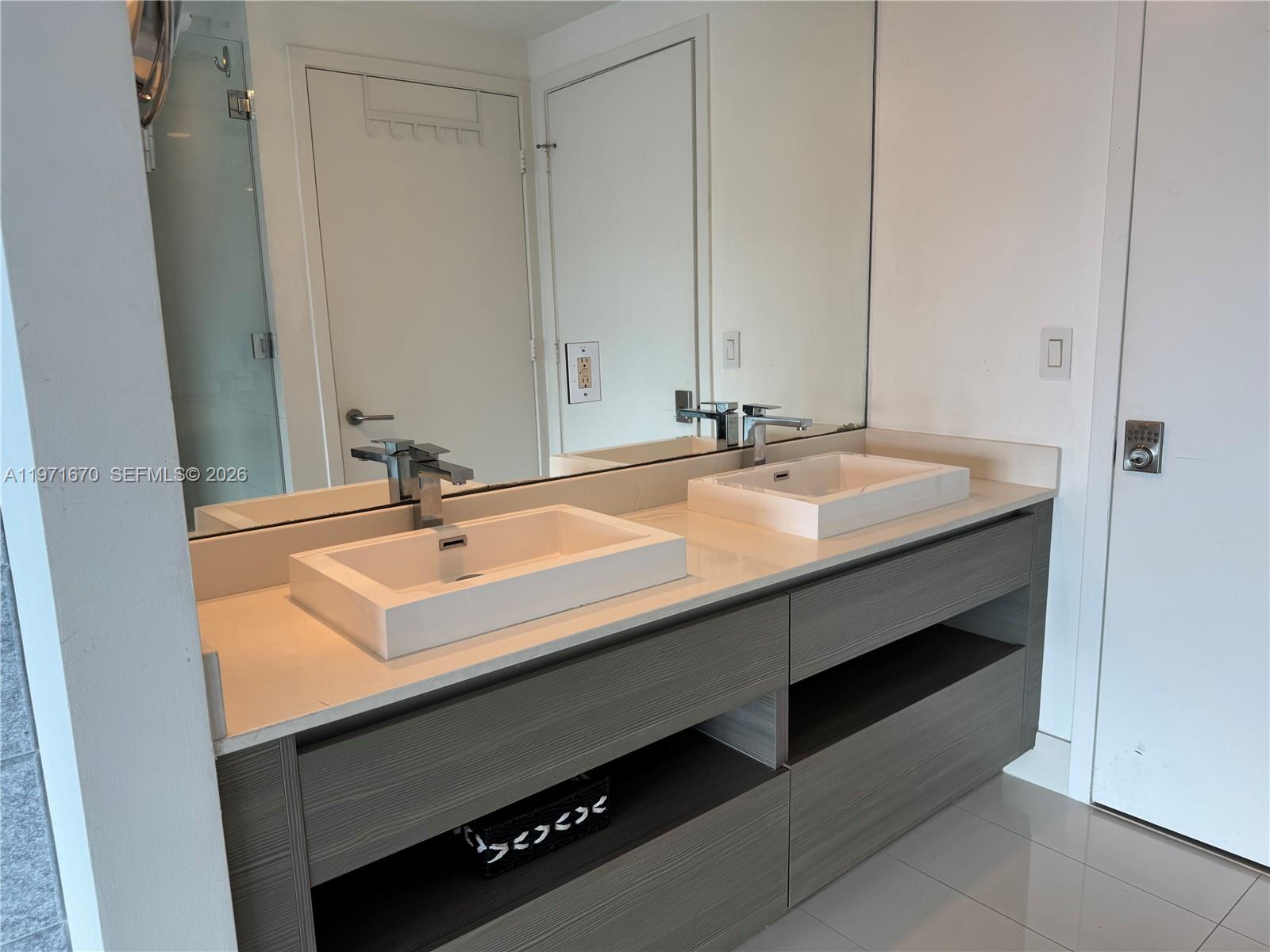 460 NE 28th St # 3906