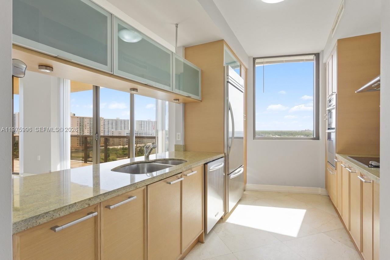 16275 Collins Ave # 904