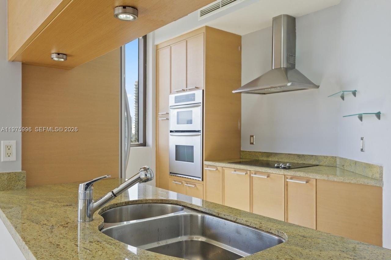 16275 Collins Ave # 904