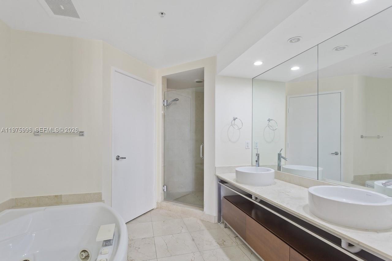 16275 Collins Ave # 904