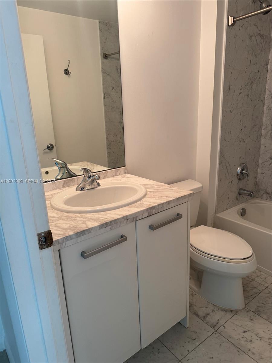 253 NE 2nd St # 1108