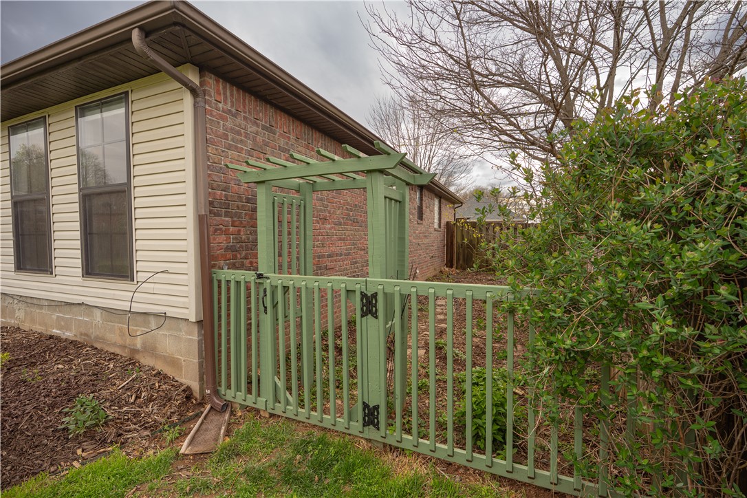 1802 N Fallbrook Way