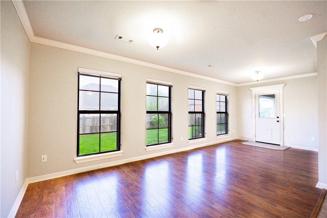 1802 N Fallbrook Way