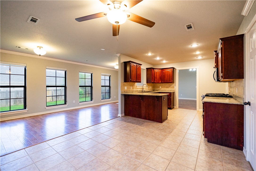 1802 N Fallbrook Way