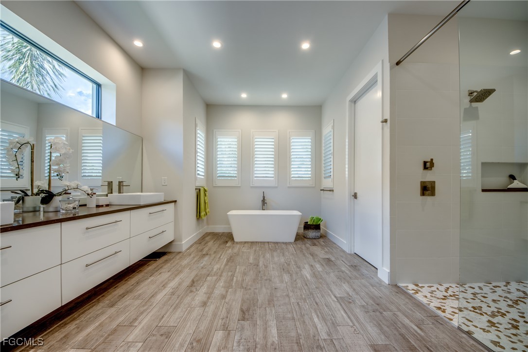 818 Montclaire CT