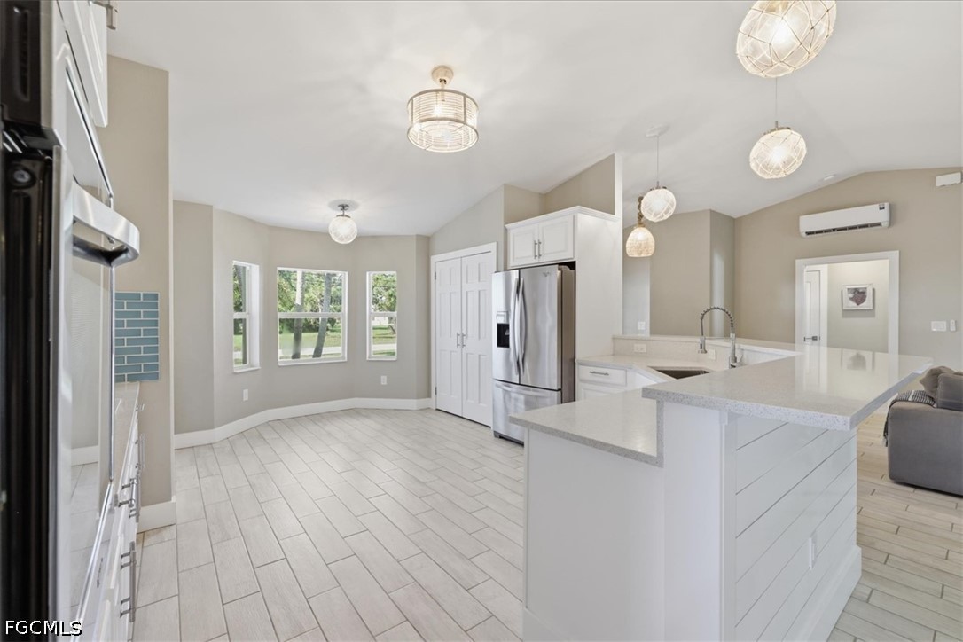 5748 Linden LN