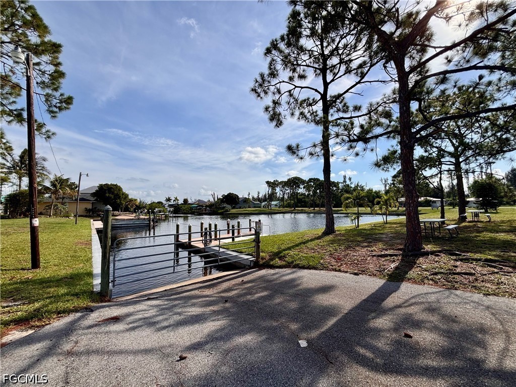 5748 Linden LN