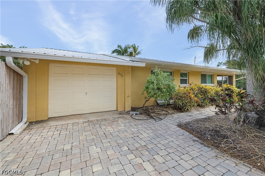 3596 Emerald AVE
