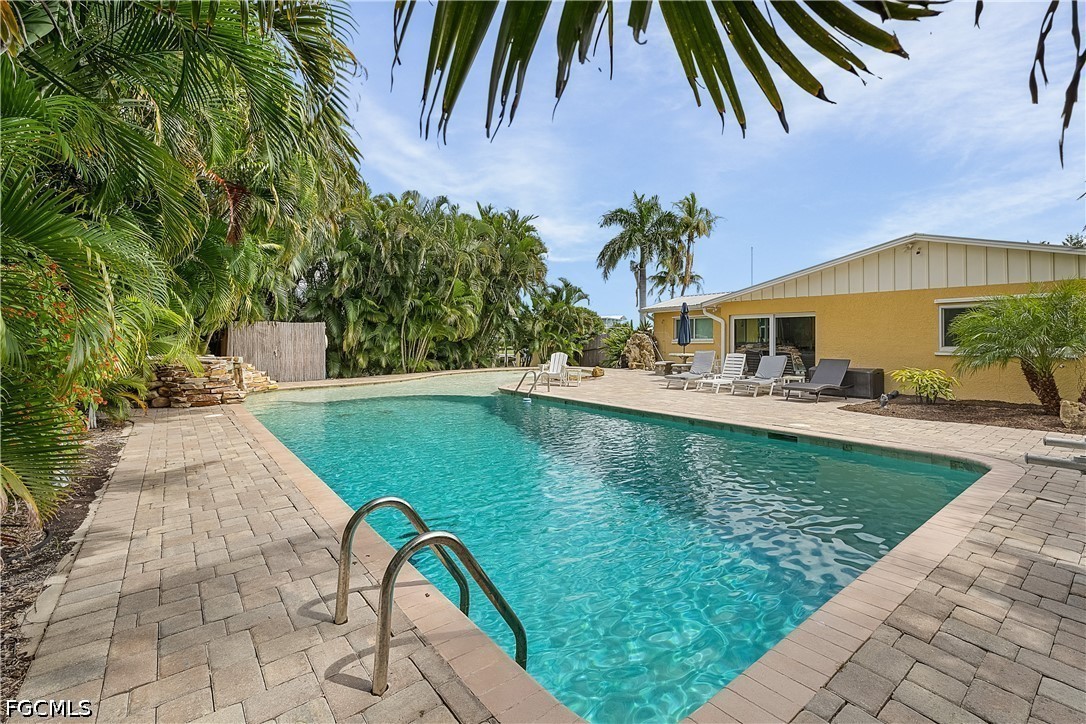3596 Emerald AVE