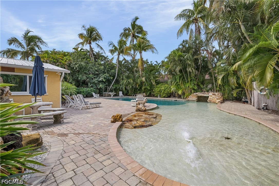 3596 Emerald AVE