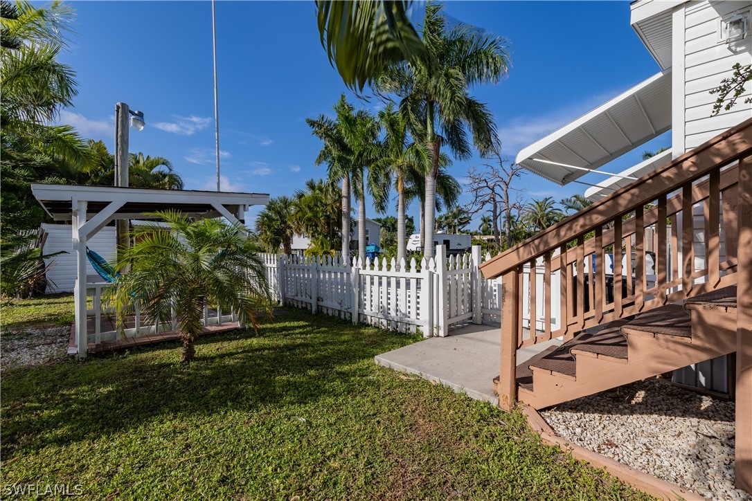 5698 Meadowlark LN