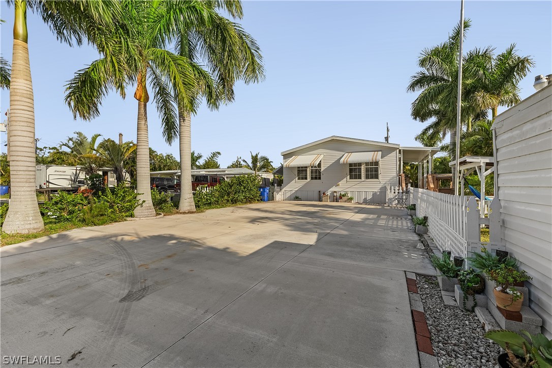 5698 Meadowlark LN