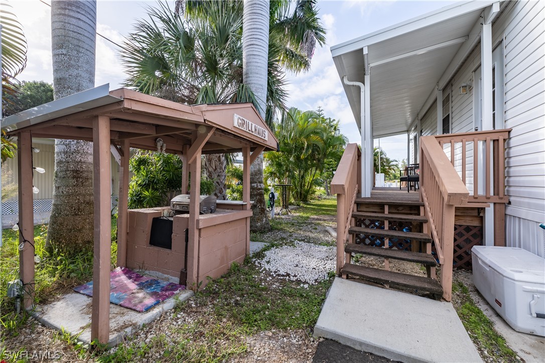 5698 Meadowlark LN