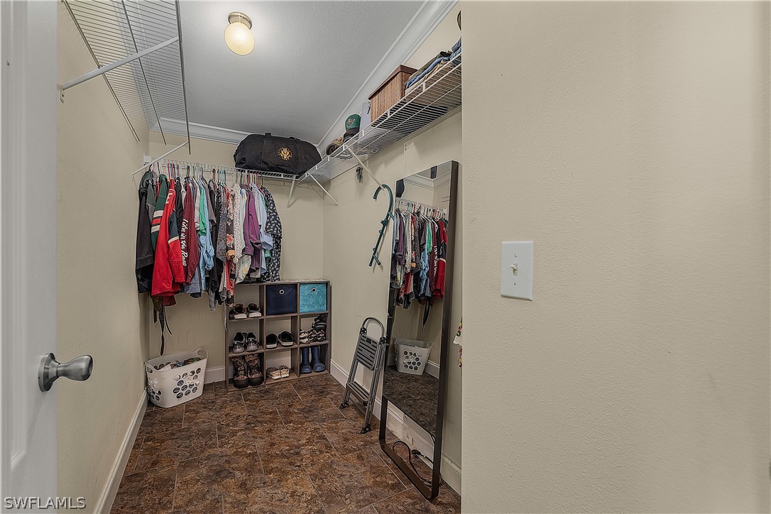 5698 Meadowlark LN