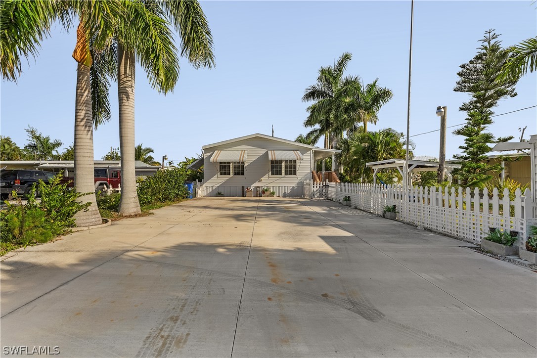5698 Meadowlark LN