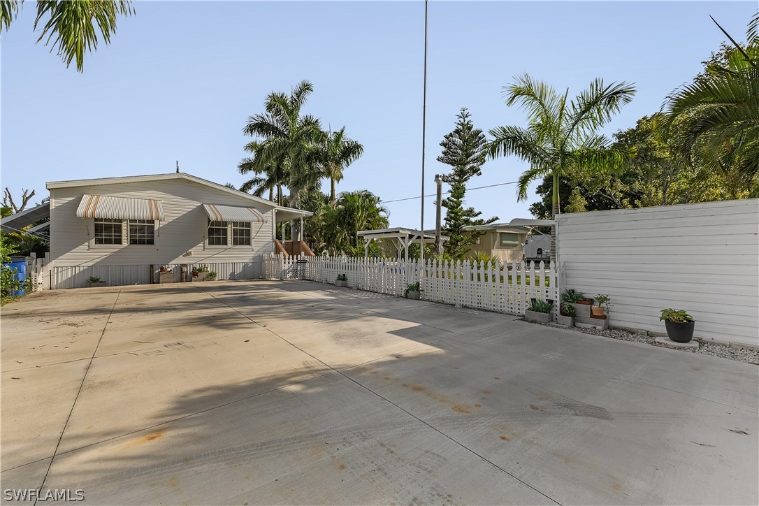 5698 Meadowlark LN