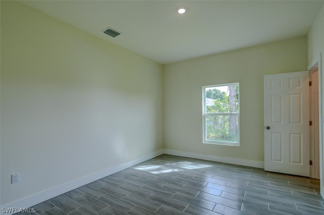 2421-2423 Mae AVE S