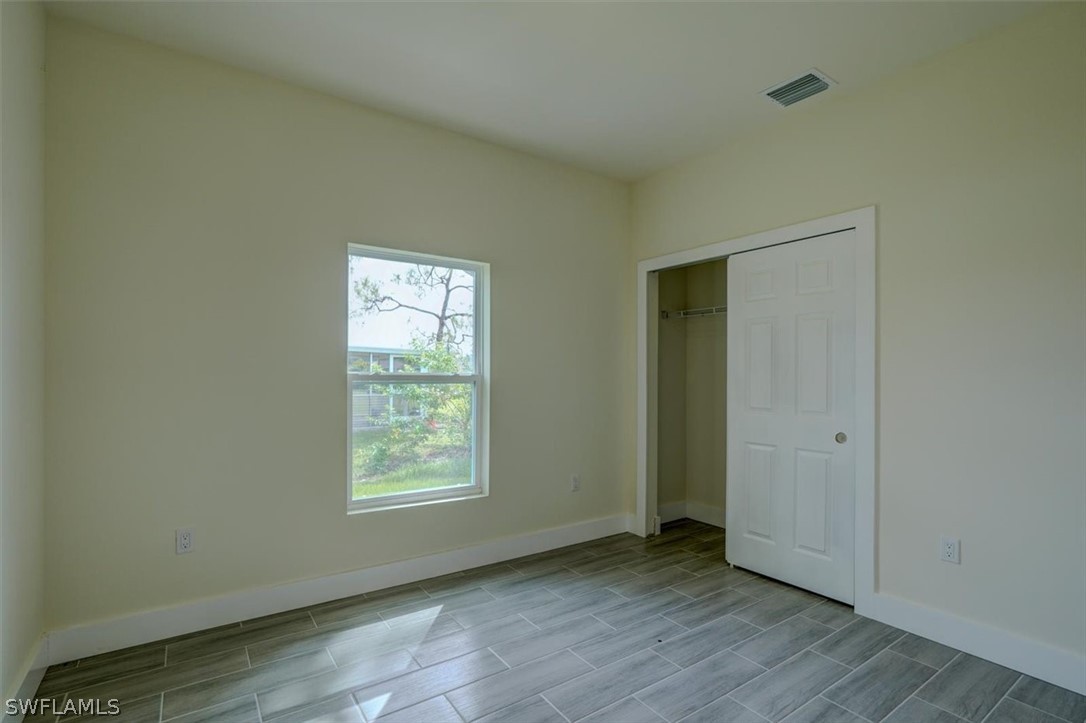 2421-2423 Mae AVE S