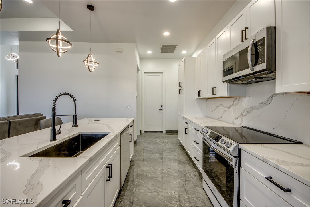 2121 Coral Point DR
