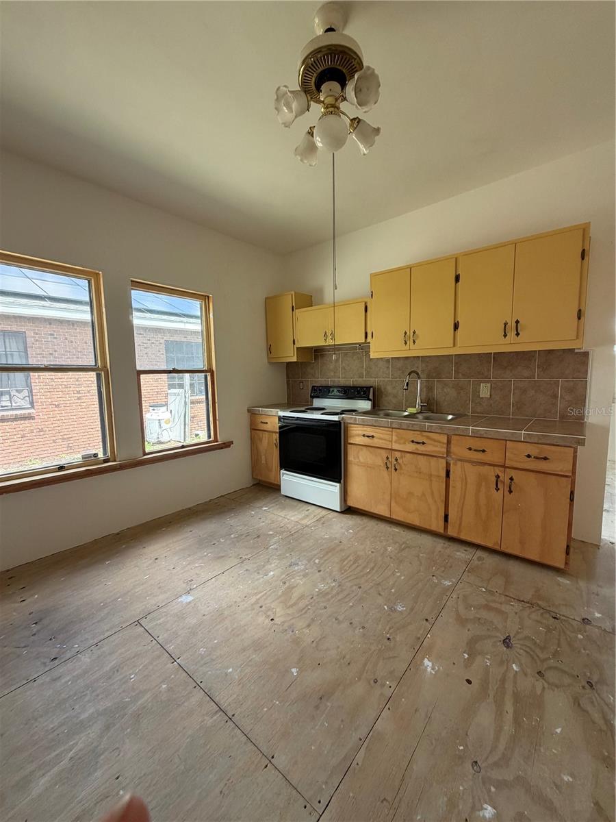 146 N HERNANDO AVE