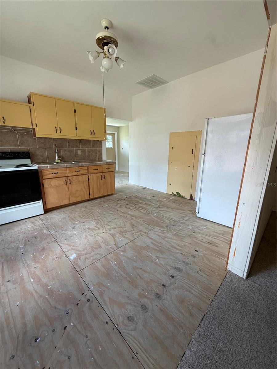 146 N HERNANDO AVE