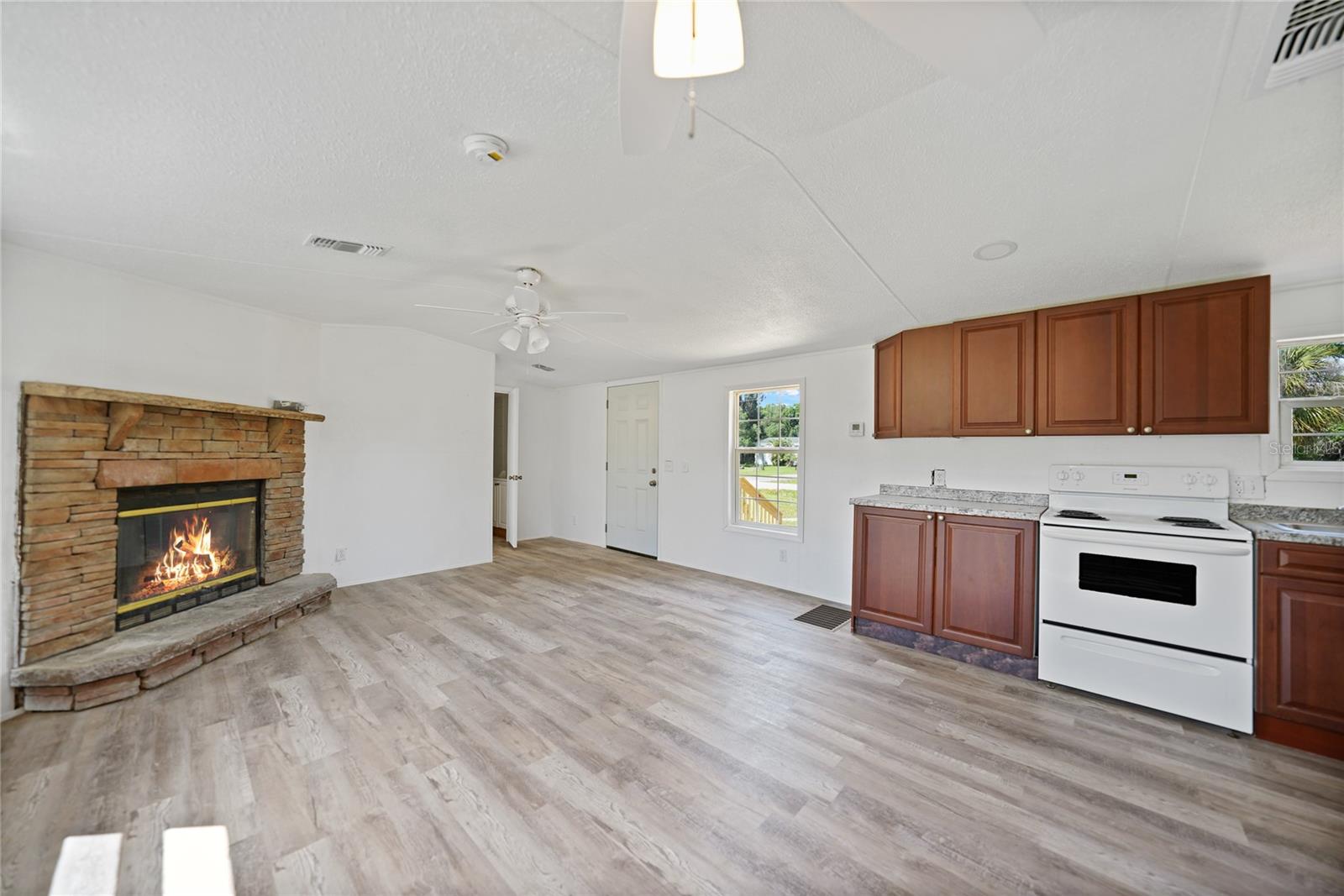 5582 SWAYING PALM DR