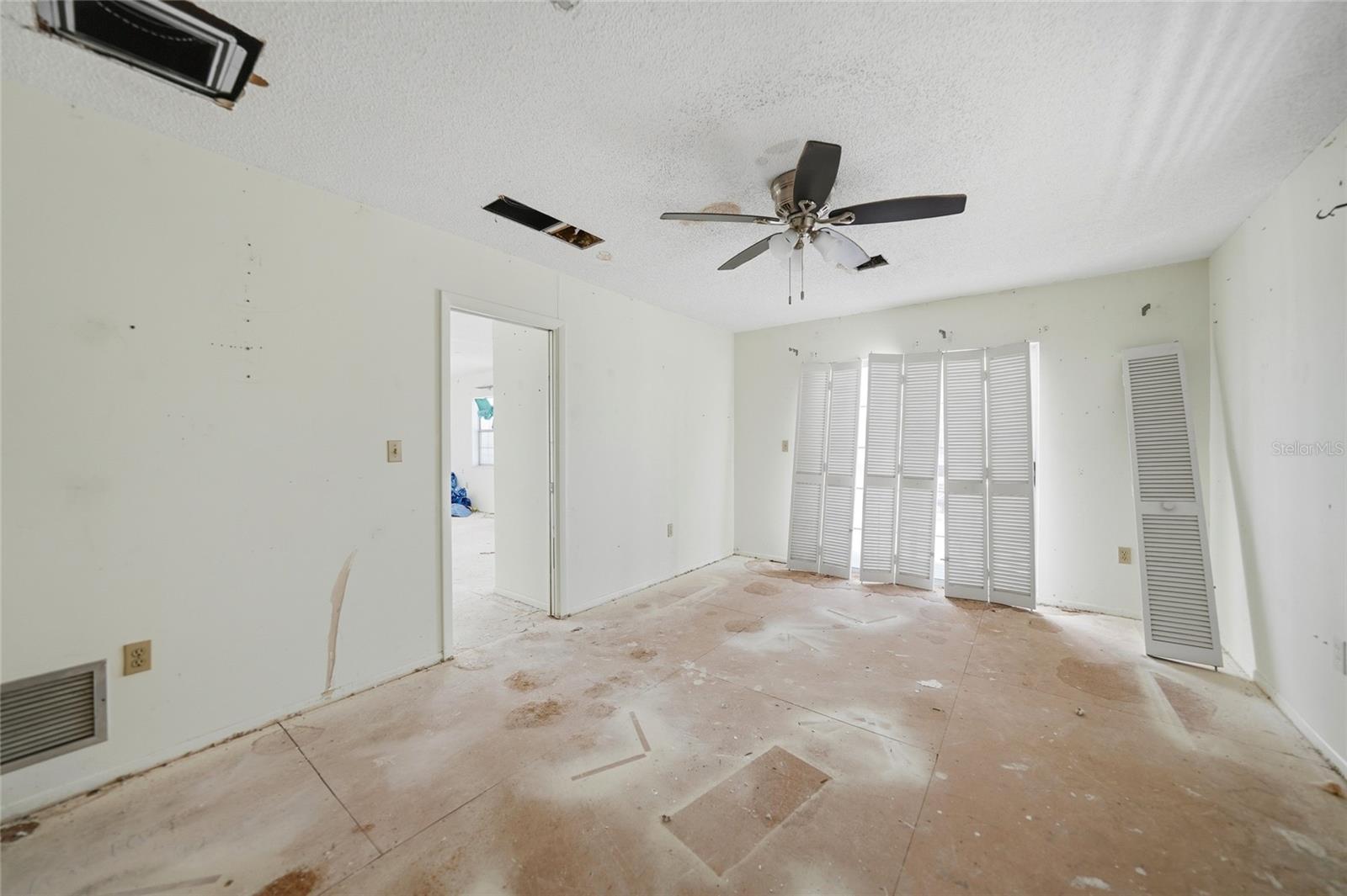 1261 BEACH RD
