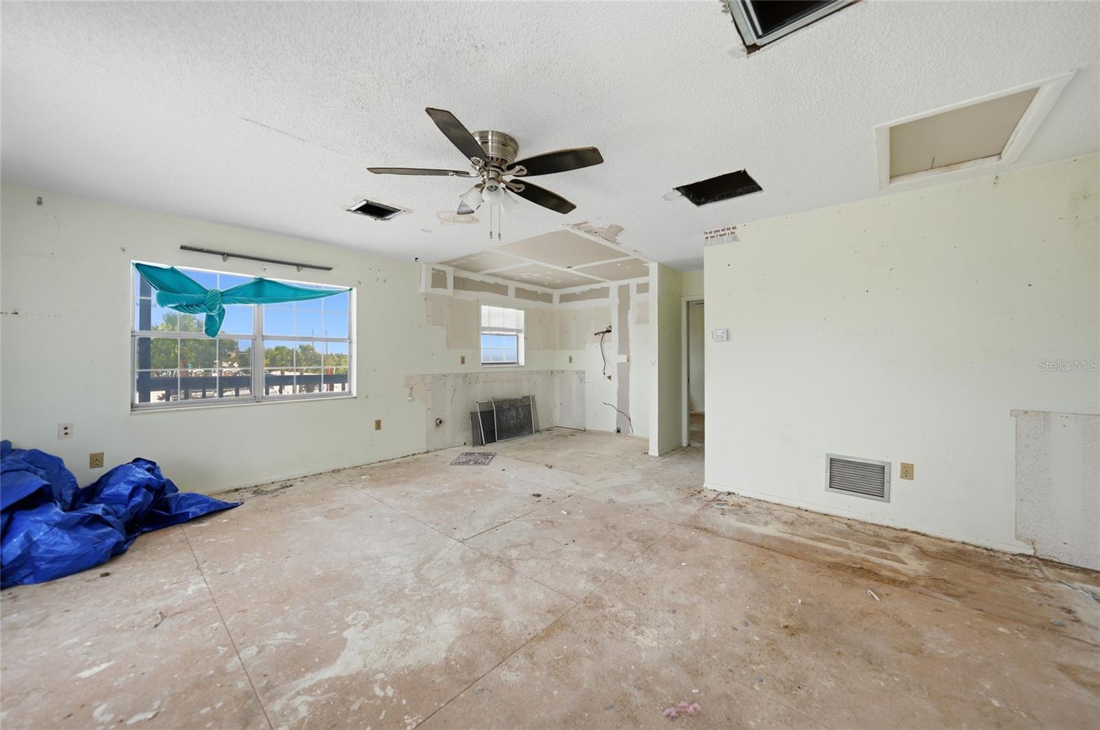 1261 BEACH RD