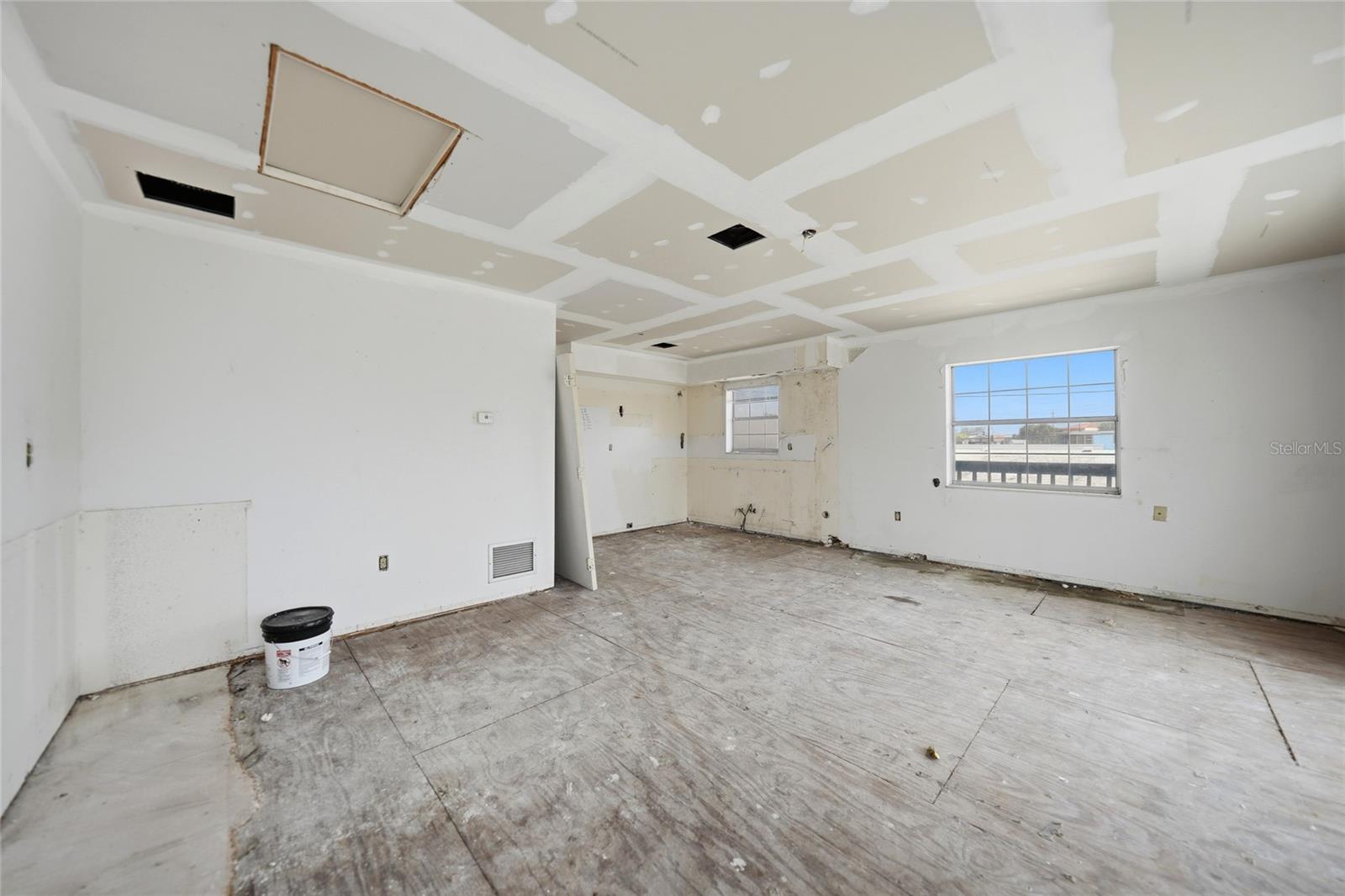 1261 BEACH RD