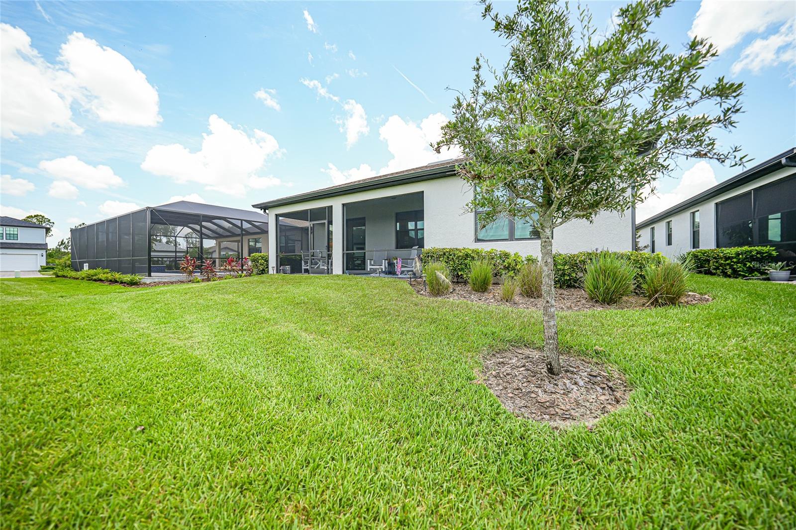 2117 LAURIFOLIA CT