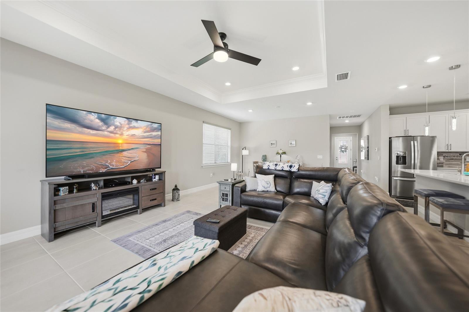 2117 LAURIFOLIA CT